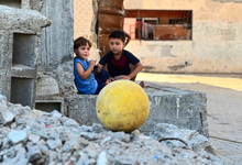 破旧足球与信笺：战火中的加沙人 紧握生活的碎片